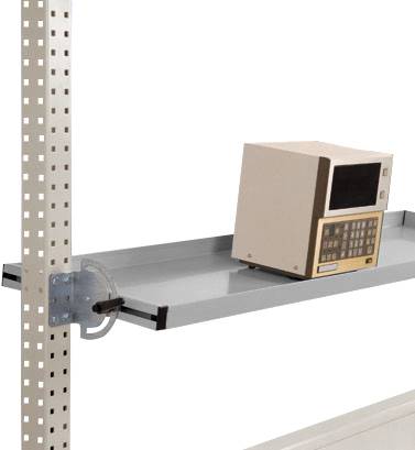 Kovový regál s elektronickým zařízením na posuvné zásuvce. Zařízení má displej a tlačítka. Účel použití není jasný.