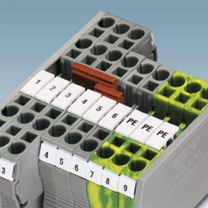 Obrázek elektrické svorkovnice s číslovanými svorkami a symbolem PE pro uzemnění.