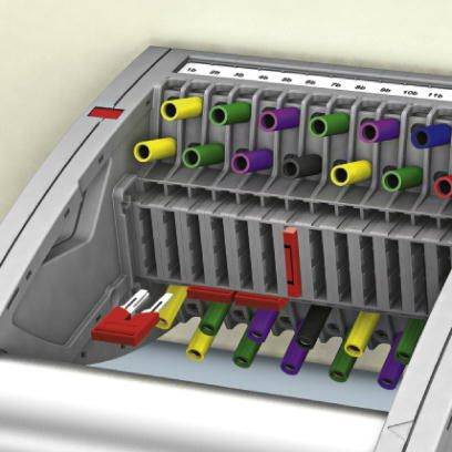 Lékařské zařízení pro odběr krve s několika zkumavkami v různých barvách, každá označená specifickými stupnicemi.
