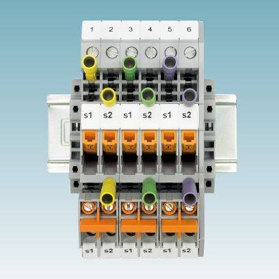 Svorkovnice s očíslovanými vstupy ve dvou řadách, přičemž každá řada obsahuje žluté, zelené a fialové drátové přípojky.