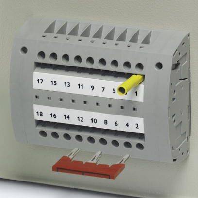 Elektrický připojovací blok s číslovanými svorkami od 1 do 18. Žlutý kabel je připojen ke svorce 7.