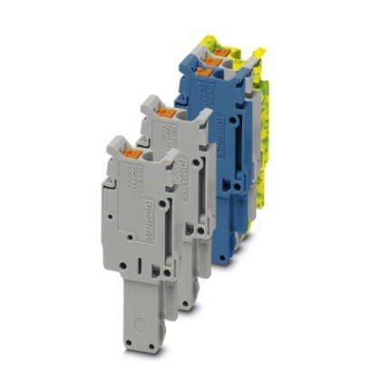 Tři elektrické svorky v různých barvách a velikostech stojí šikmo za sebou vzpřímeně před neutrálním pozadím.