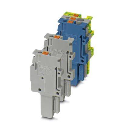 Tři různé svorky v šedé, modré a zelené barvě, naskládané do posunuté řady. Slouží k propojování kabelů v elektrických zařízeních.