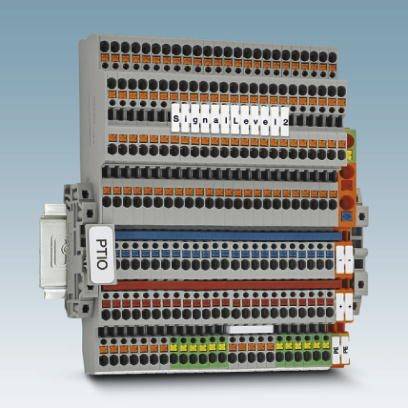 Elektronický propojovací prvek s několika úrovněmi a barevně kódovanými konektory. Štítek 'Signal Level 2' je viditelný.