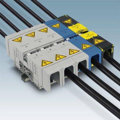 Několik elektrických přípojek s bezpečnostními výstražnými symboly vysokého napětí je vzájemně propojeno a zobrazuje různé tloušťky kabelů.