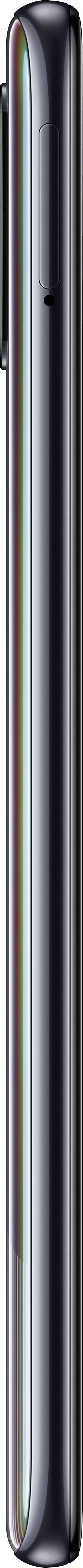 Boční pohled na moderní smartphone s lesklým kovovým rámečkem a jemným odleskem barev.