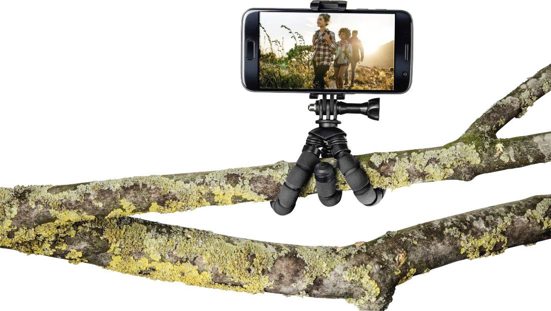 Smartphone je upevněno na flexibilním stativu na větvi stromu. Na obrazovce je vidět fotografie dvou osob v přirozeném prostředí.