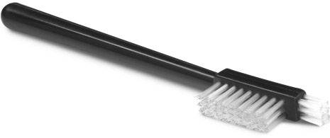 Černý grilový kartáč s dlouhou rukojetí a bílými štětinami, určený k čištění grilovacích roštů.