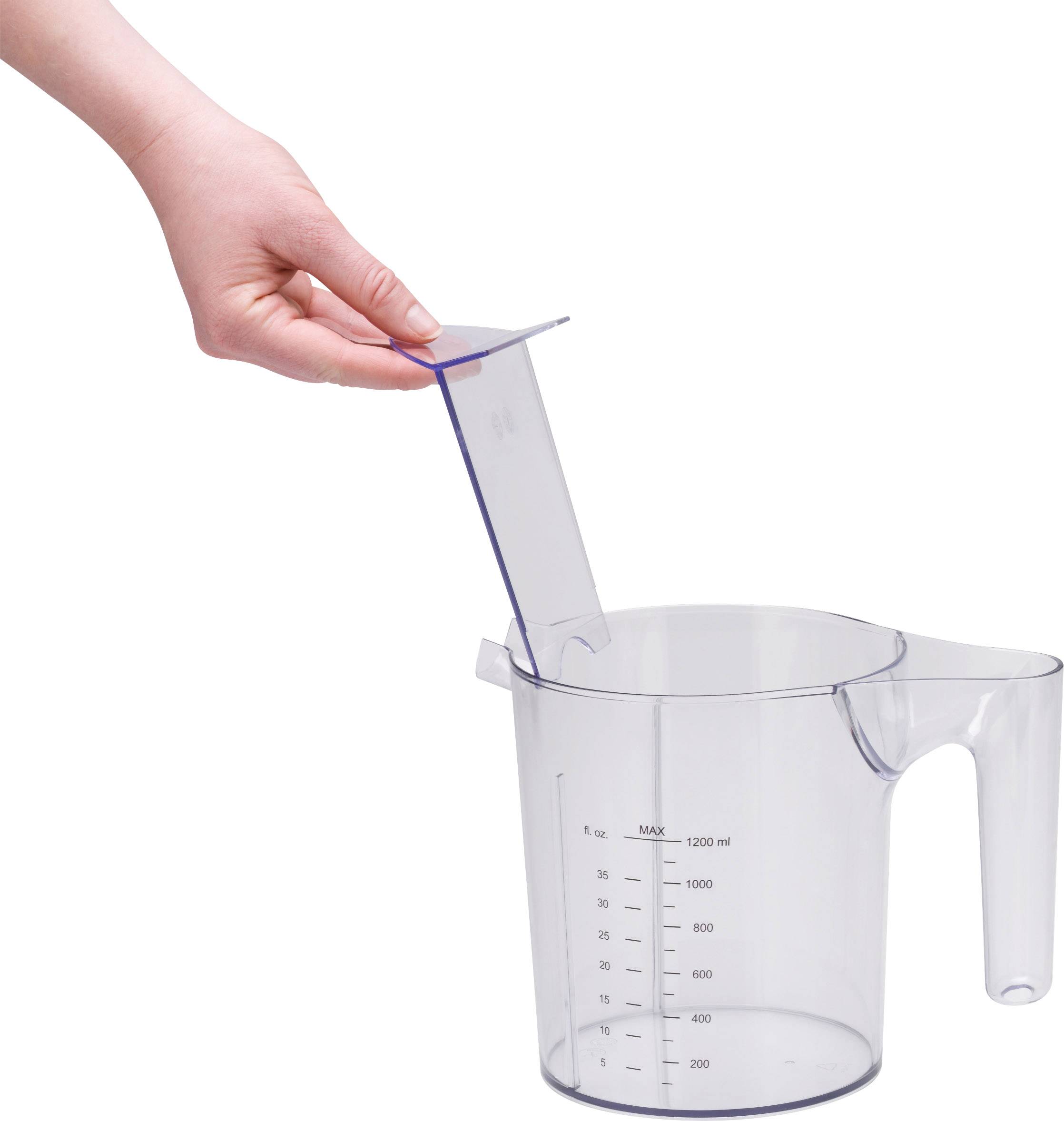 Jedna ruka drží průhlednou desku nad velkou odměrkou se stupnicí až do 1200 ml.