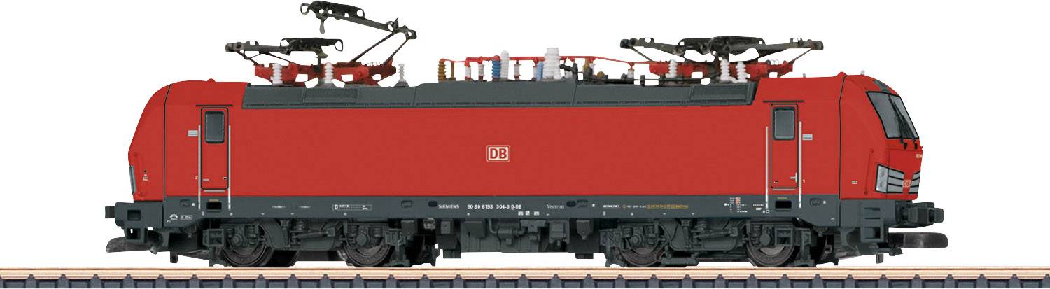 Červená elektrická lokomotiva stojí z boku na kolejích. Má několik sběračů proudu a logo Deutsche Bahn.