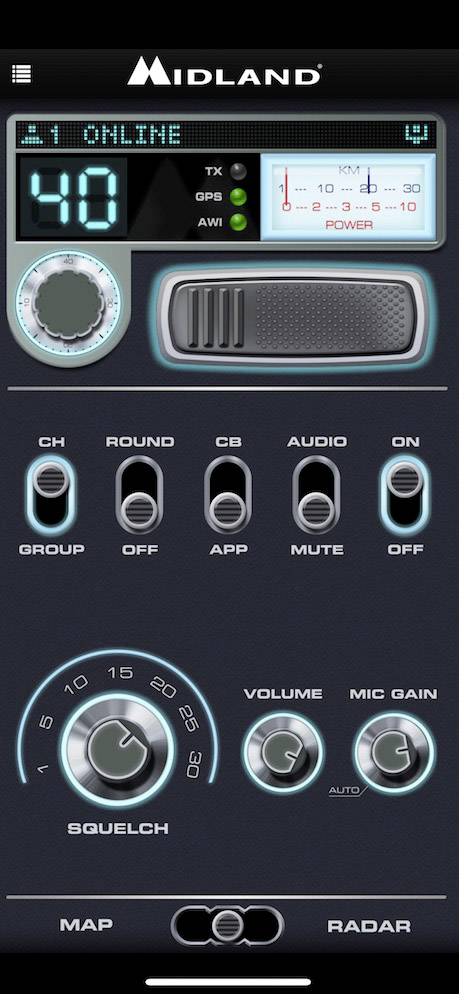 Digitální CB radiostanice s LCD displejem. Zobrazuje kanál 40. Otočné knoflíky pro hlasitost, squelch a zesílení mikrofonu. Připraveno k provozu.