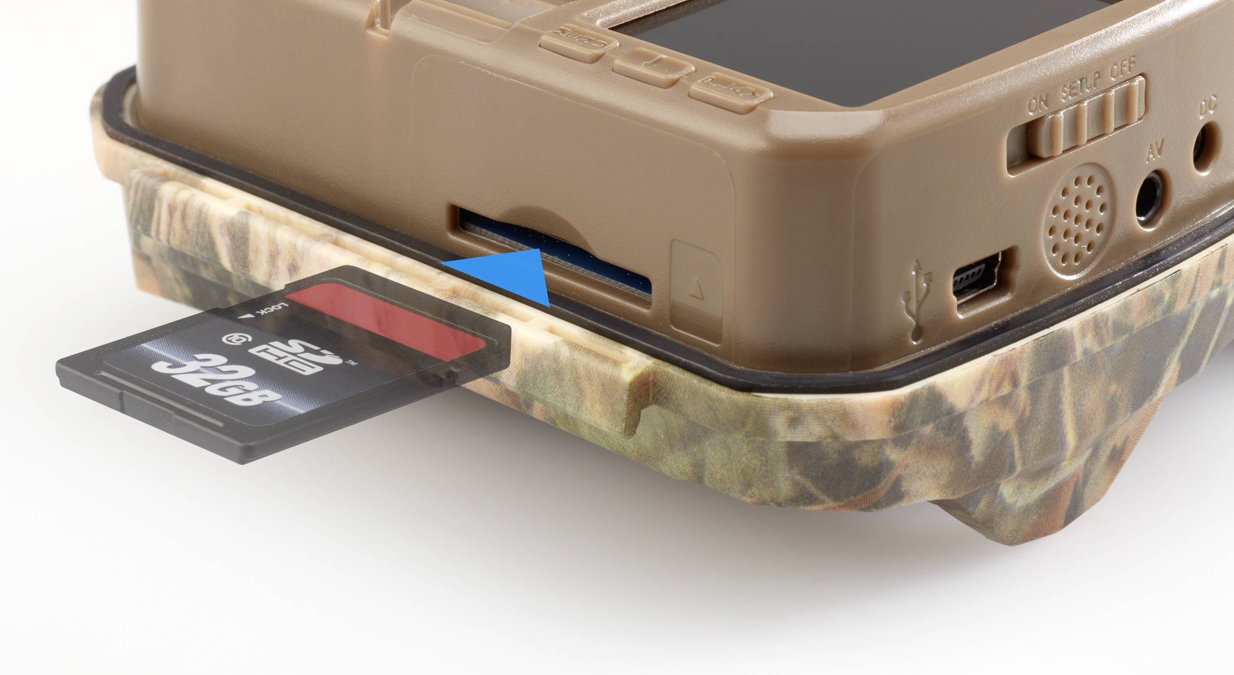 Karta SD je zasunuta do slotu v těle fotopasti. Kamera má maskovaný design.