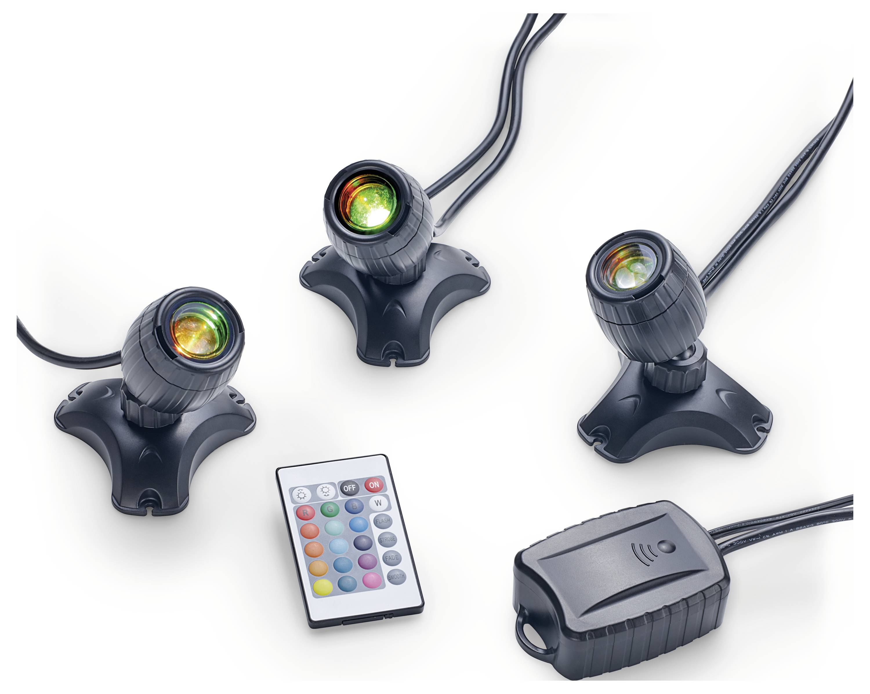 Tři LED reflektory s multibarevnými světly, dálkový ovladač s různými tlačítky a připojený napájecí adaptér pro ovládání osvětlení.