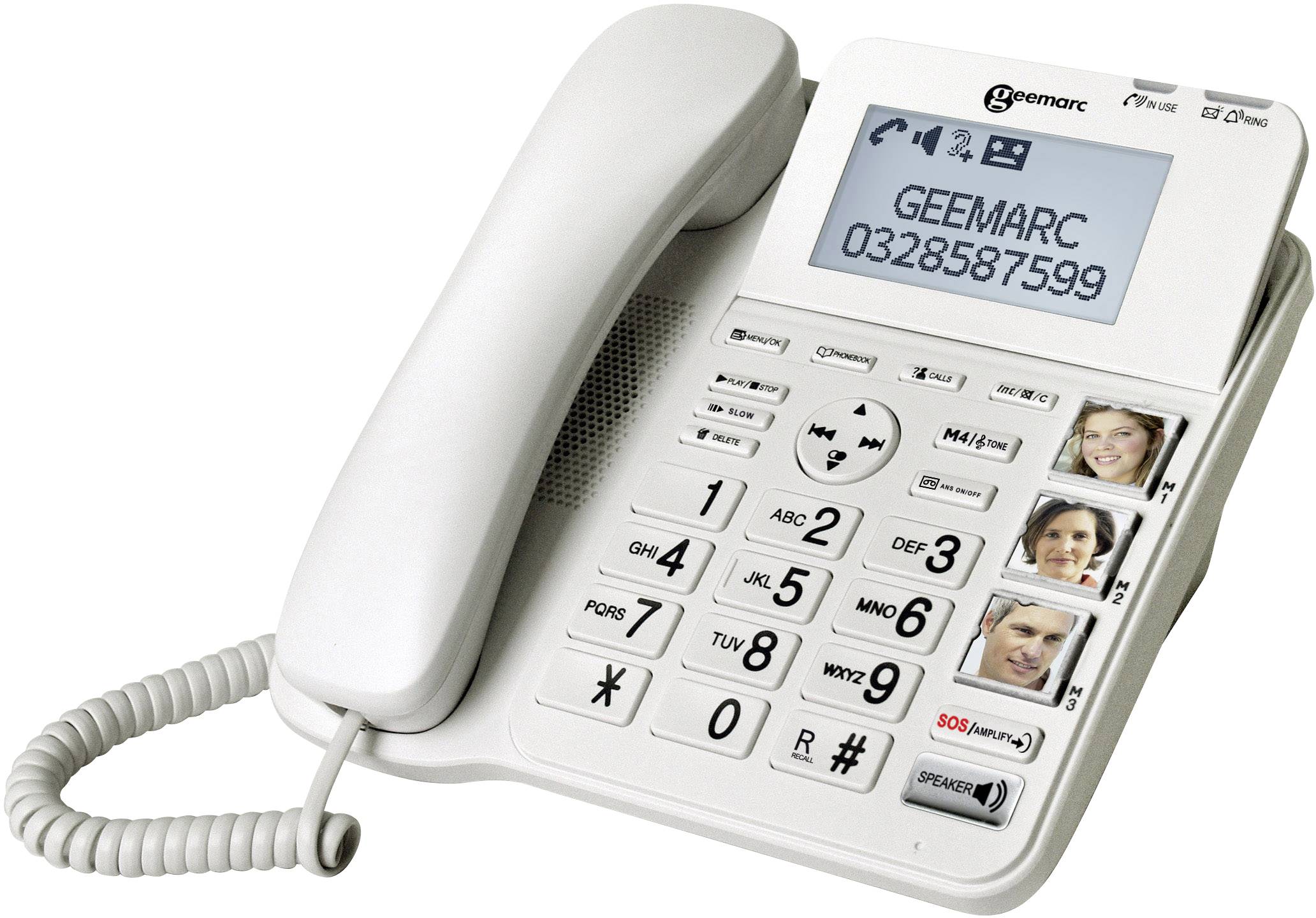Bílý stolní telefon s velkým displejem a fototlačítky. Na obrazovce zobrazuje telefonní číslo. Tlačítka mají velké číslice.