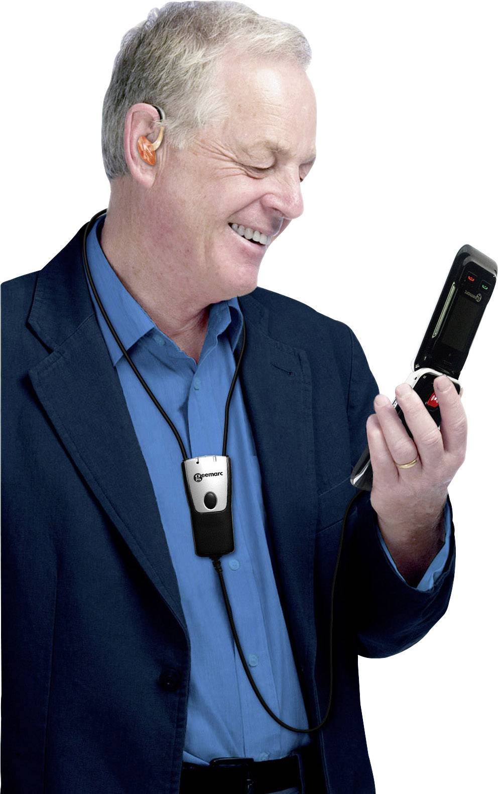 Muž nosí naslouchátko a drží mobilní telefon, přičemž se usmívá. Je oblečen v modrém obleku a modré košili.