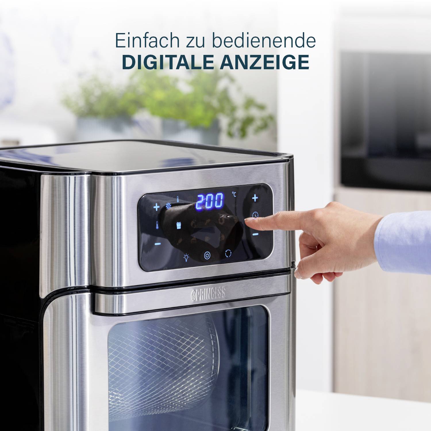 Osoba obsluhuje moderní kuchyňský přístroj s digitálním displejem. Na displeji je napsáno 'DIGITÁLNÍ DISPLEJ'.