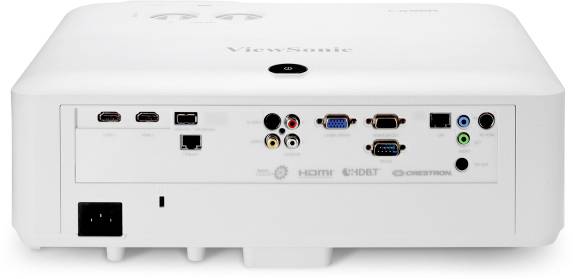 Zadní pohled na bílý projektor s různými možnostmi připojení, jako jsou HDMI, USB, VGA a síťový port.