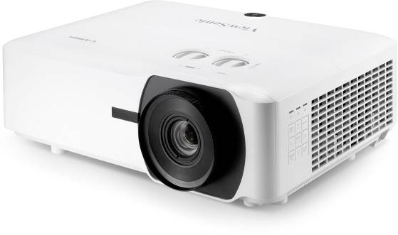 Bílý projektor s větracími otvory po stranách a ostřicím kroužkem vpředu, vhodný pro prezentace nebo domácí kino.