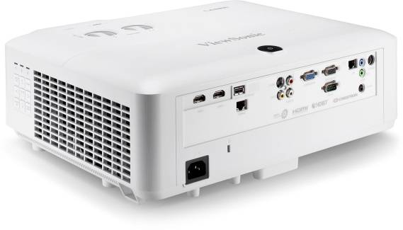 Bílý projektor s různými možnostmi připojení na zadní straně, včetně HDMI, VGA a audio konektorů.