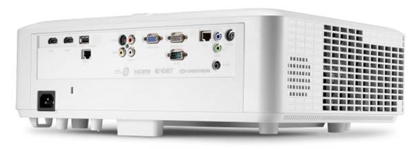 Zadní pohled na bílý projektor s několika typy konektorů: HDMI, VGA, USB, Ethernet a analogové audio vstupy.