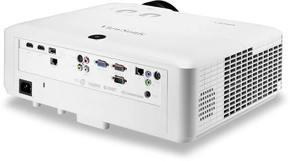 Bílý projektor s několika možnostmi připojení na zadní straně, včetně HDMI, VGA a USB, stojí na stole.