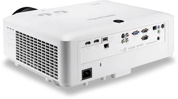 Bílý projektor s různými porty na zadní straně, včetně HDMI, USB a VGA portů, na bílém pozadí.