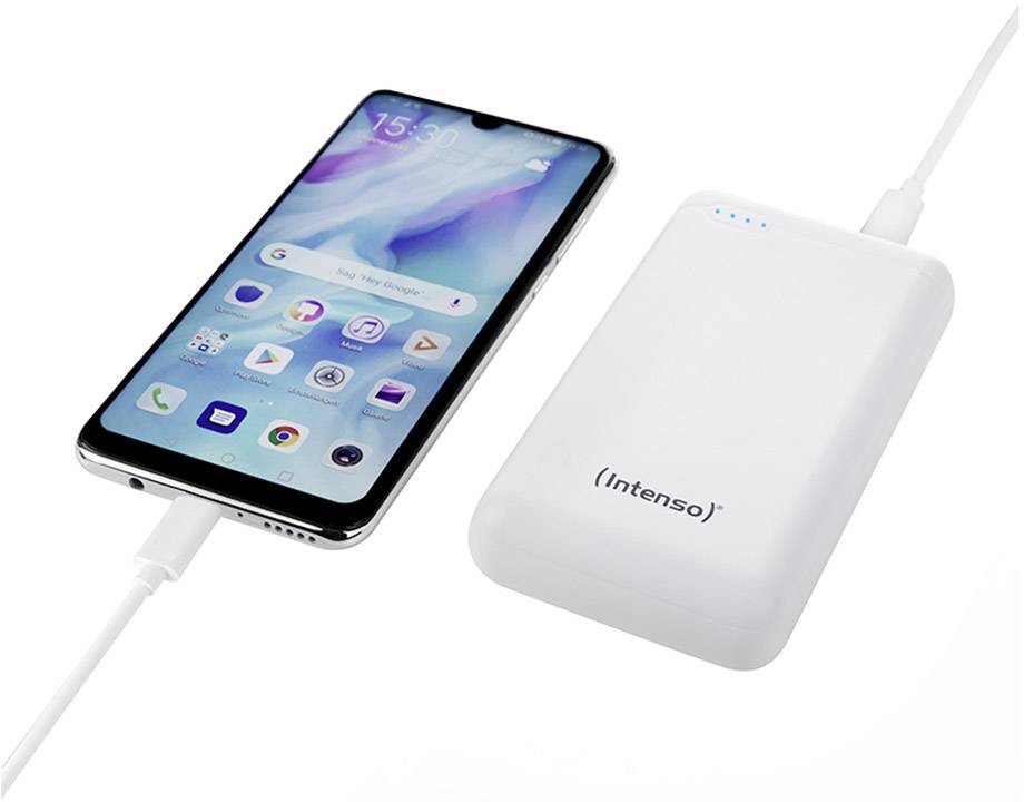 Smartphone připojené k přenosnému nabíjecímu zařízení Intenso. Mobilní telefon je umístěn vlevo, nabíjecí zařízení vpravo, obě zařízení jsou propojená kabelem.