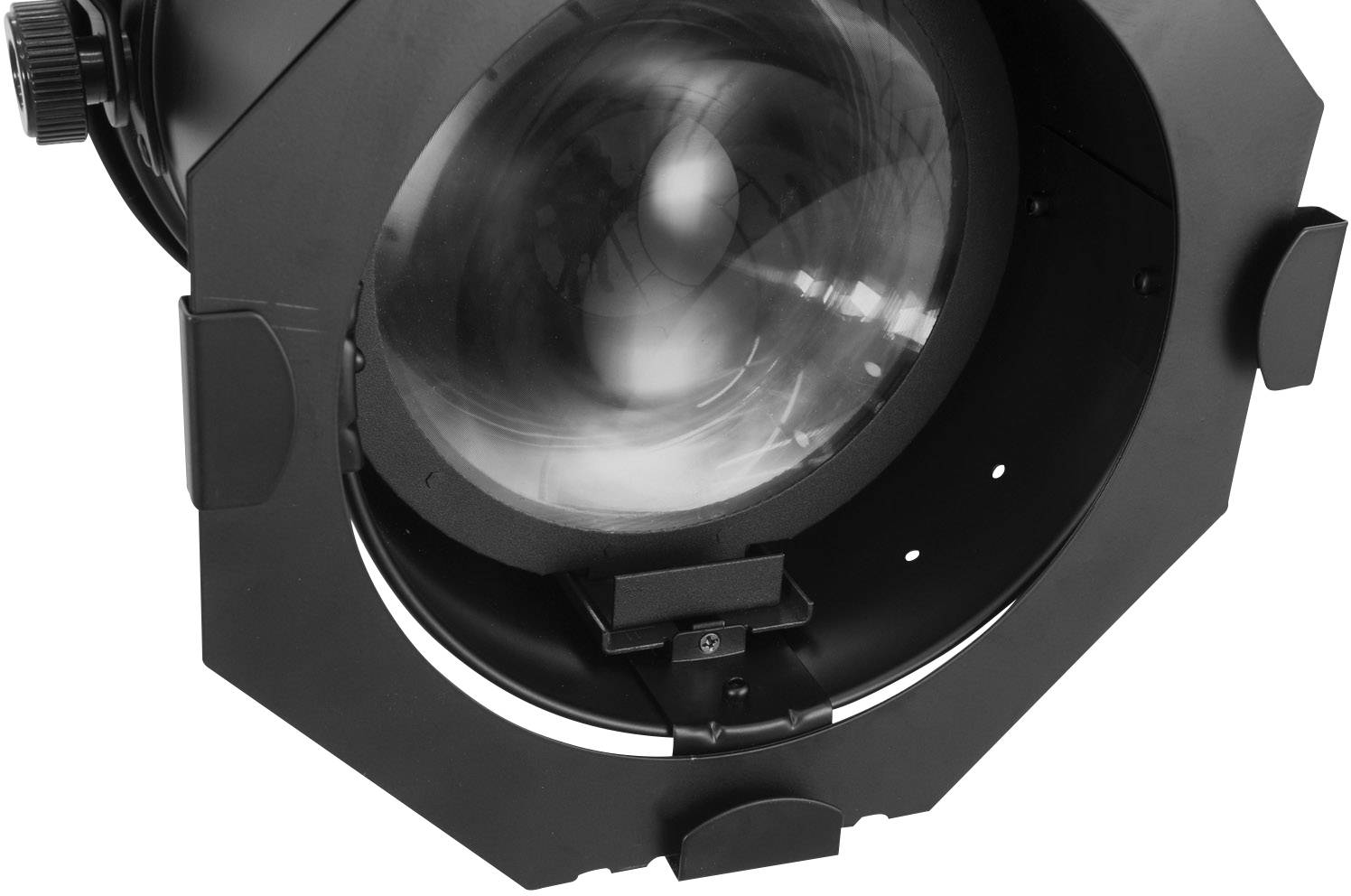 Černý jevištní reflektor s velkým skleněným objektivem, který míří směrem k divákovi. Ideální pro divadelní nebo studiové osvětlení.