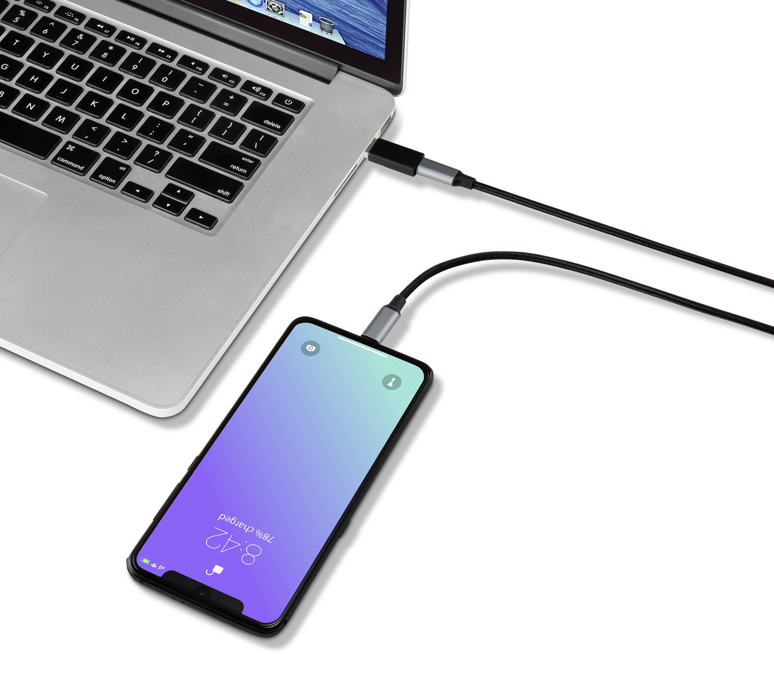 Mobilní telefon je připojen k notebooku pomocí USB kabelu. Obrazovka notebooku zobrazuje modré pozadí.