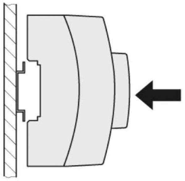 Diagram ukazuje boční pohled namontované čočky, přičemž šipka vpravo poukazuje na její umístění.