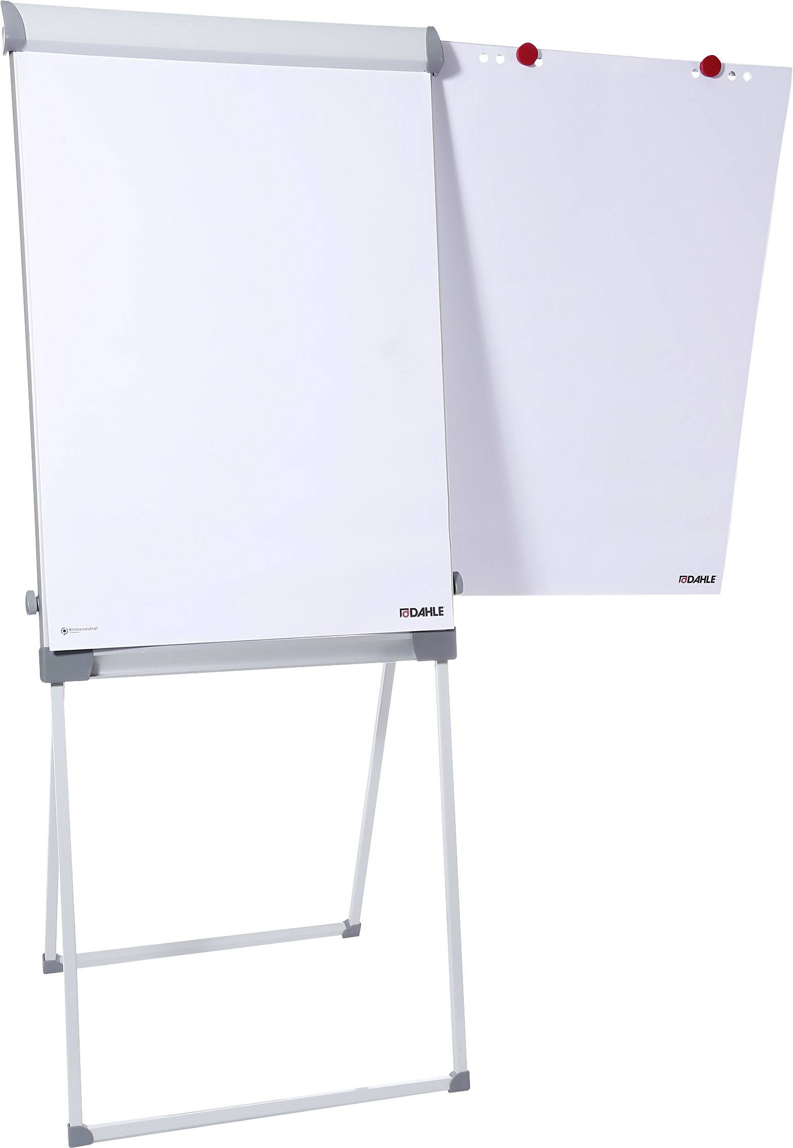 Bílá flipchart tabule na stojanu, připravená k psaní nebo prezentaci. List papíru visí volně po straně.