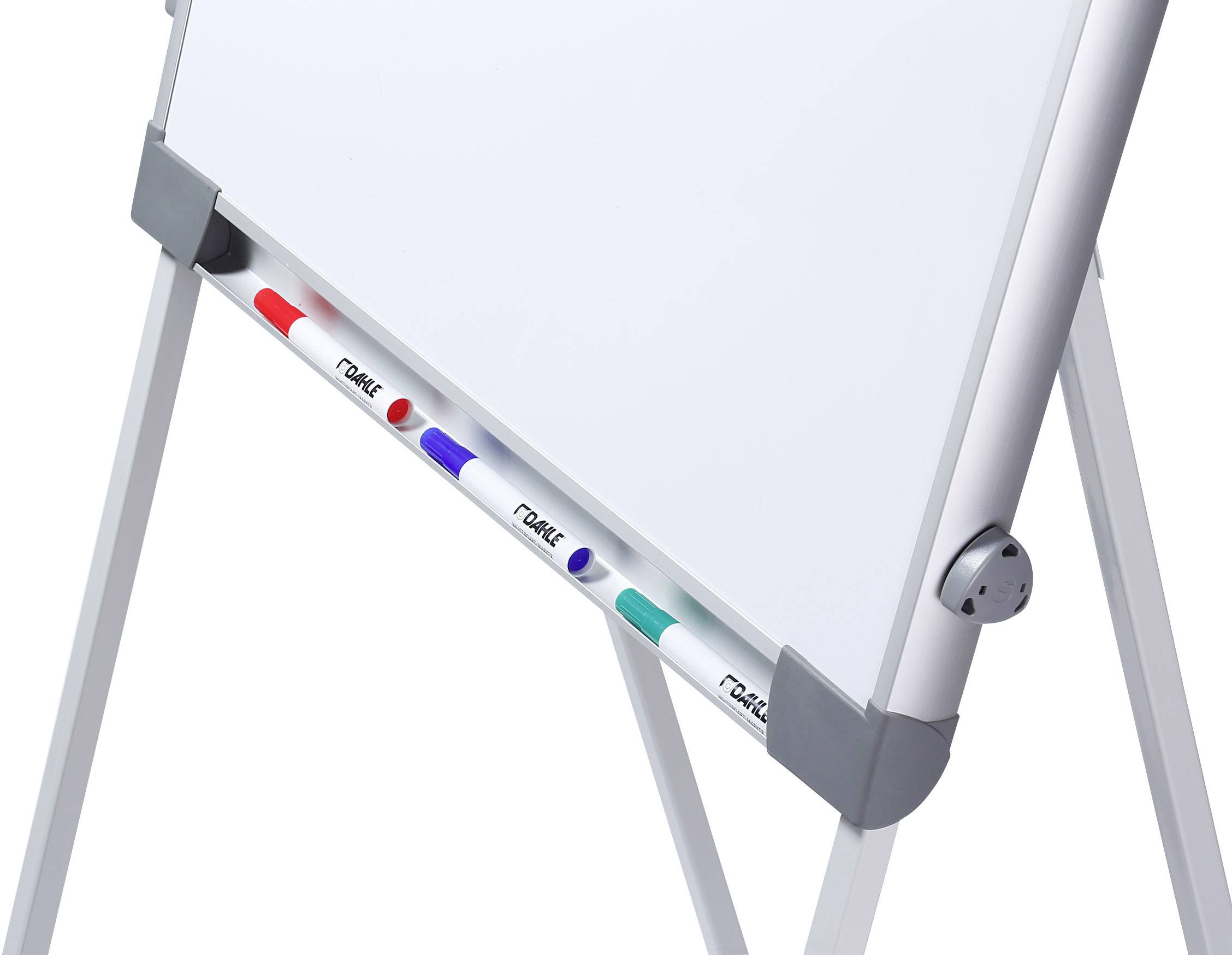Whiteboard se čtyřmi barevnými fixami - červenou, modrou, černou a zelenou - umístěnými v odkládacím prostoru pro psací potřeby.