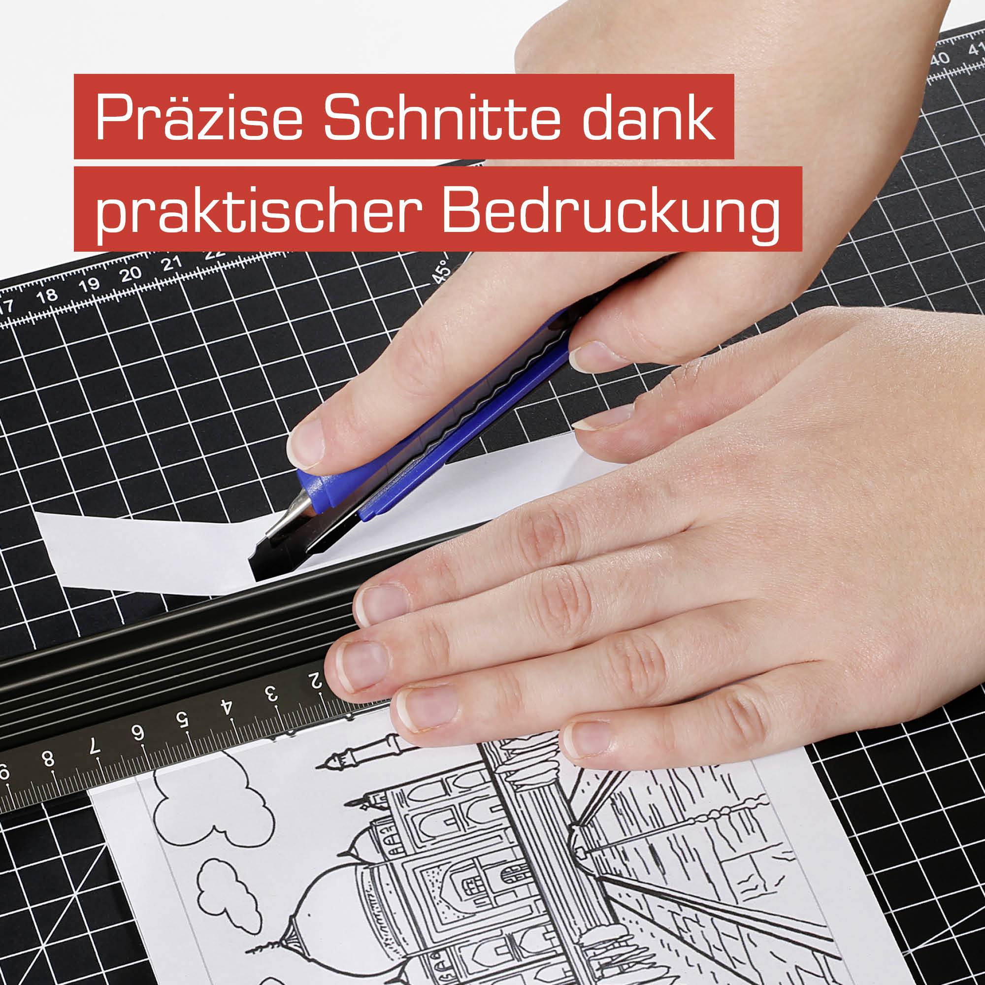 Dvě ruce řežou papír řezákem na pravítku. Text: 'Přesné řezy díky praktickému potisku'.