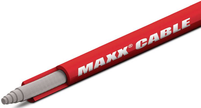 Červený napájecí kabel s bílým nápisem "MAXX CABLE". Vlevo v obraze je viditelný konec kabelu.