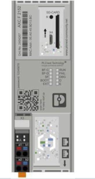 Průmyslový řídicí modul s prostorem pro SD kartu, QR kódem, různými konektory, LED indikátory a informační sekcí.