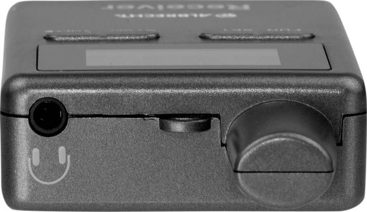 Černý audioreceiver s několika tlačítky a otočným ovladačem je vidět. Na levé straně se nachází výstup pro sluchátka.