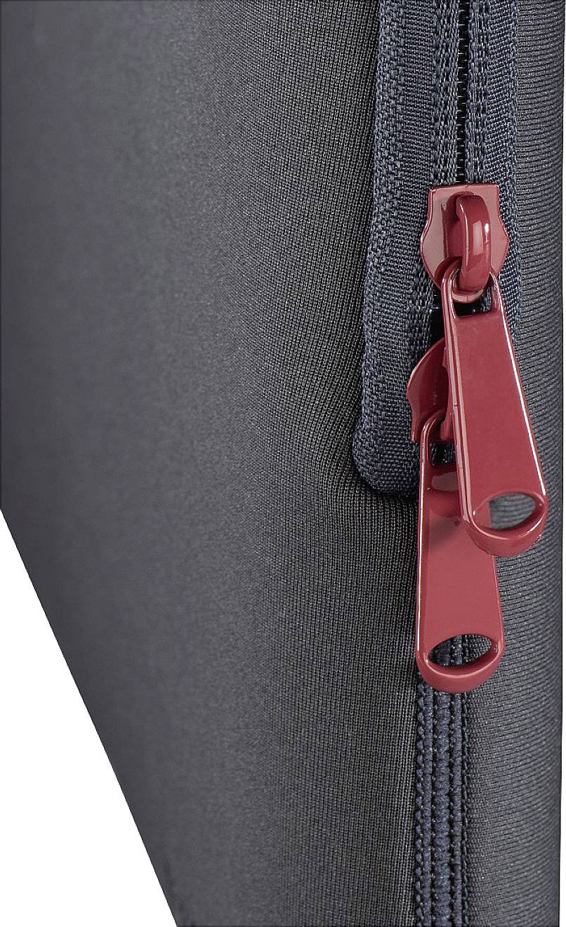 Černý látkový potah se dvěma červenými zipy. Důraz je kladen na samotné zipy, které ukazují detail designu.