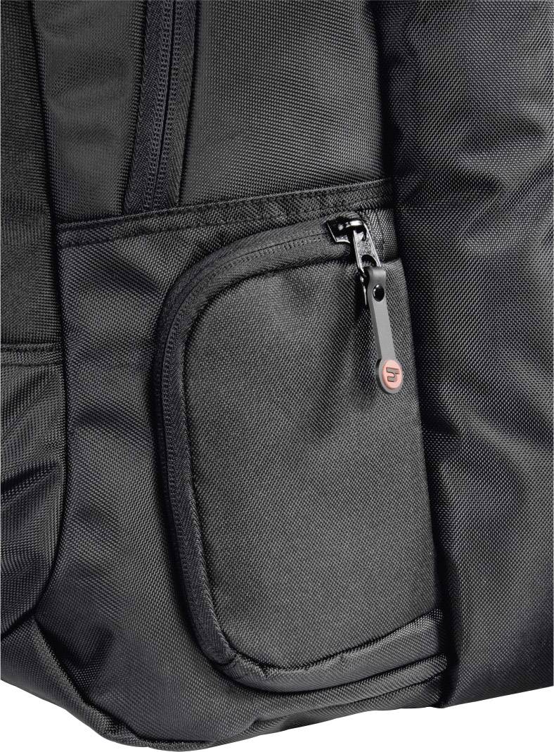 Černý batoh - detail, ukazující malou kapsu na zip s logem značky na jezdci zipu.