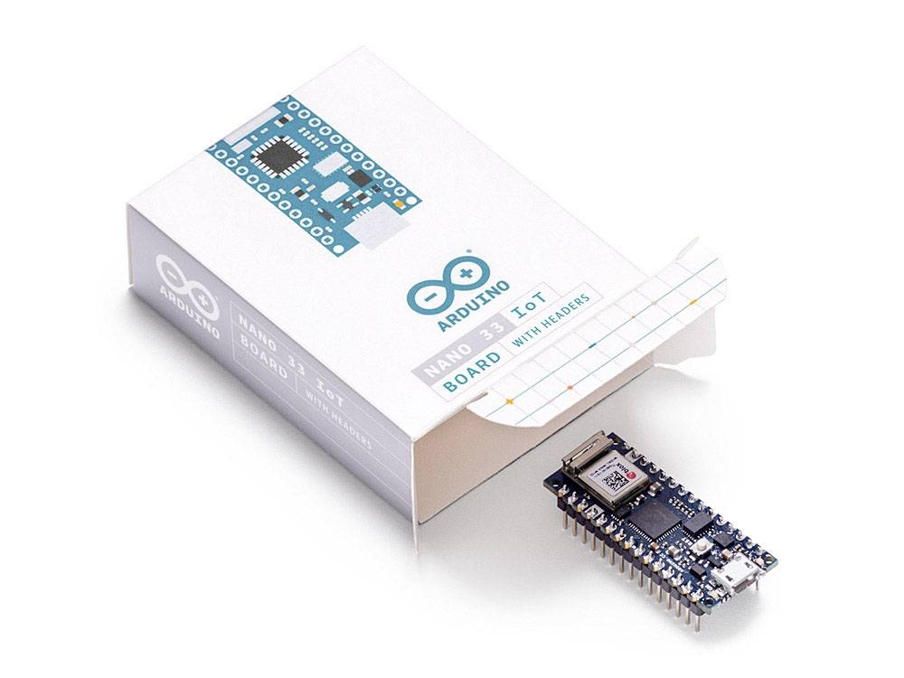Arduino Nano 33 IoT deska vedle otevřeného obalu, ukazující kompaktní design pro IoT aplikace.