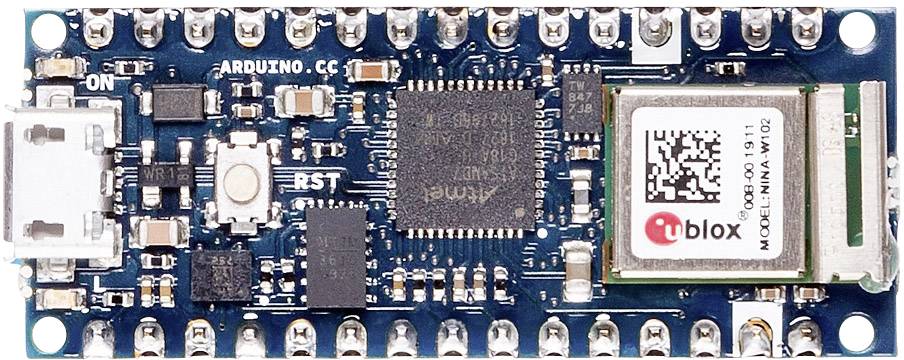 Arduino deska s USB portem a různými elektronickými komponenty, použitelná pro programátorské a elektronické projekty.