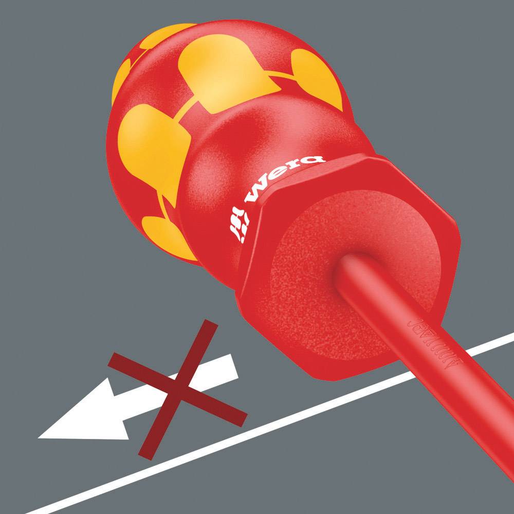 Typický šroubovák s červenou rukojetí a žlutými nástavci. Před šroubovákem je zobrazena přeškrtnutá ikona se šipkami.