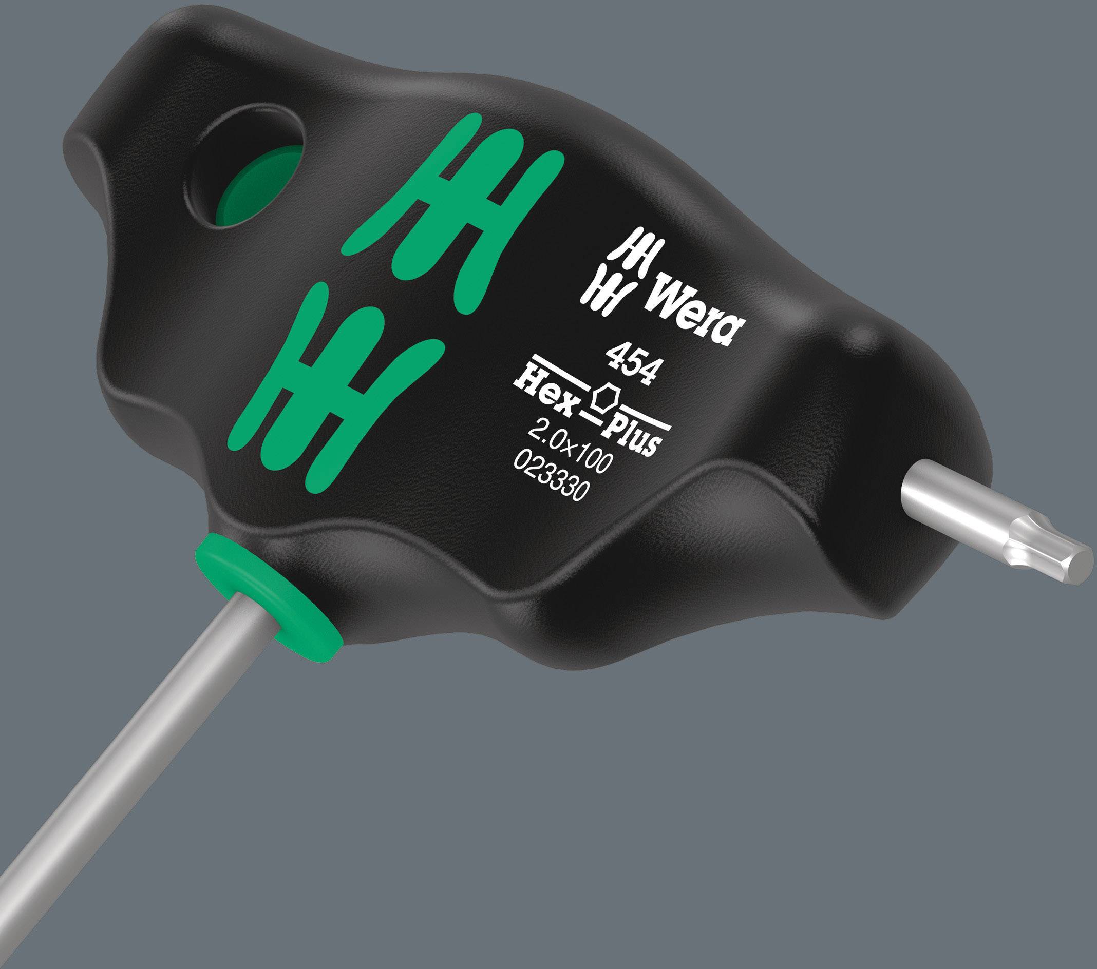 Černý šroubovák se zelenou rukojetí, označený jako 'Wera 454 Hex-Plus', ukazuje špičku šroubováku na šedém pozadí.