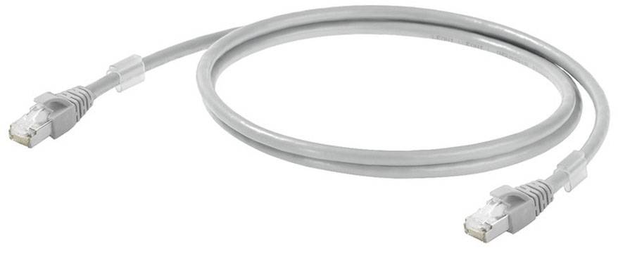 Šedý ethernetový kabel se dvěma konektory RJ45, stočený v oválném tvaru, na bílém pozadí.