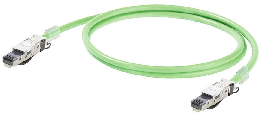 Zelený síťový kabel s dvěma RJ45 konektory na obou koncích, na bílém pozadí.