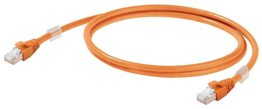 Oranžový síťový kabel s konektory RJ45 na obou koncích, vhodný pro ethernetová připojení.