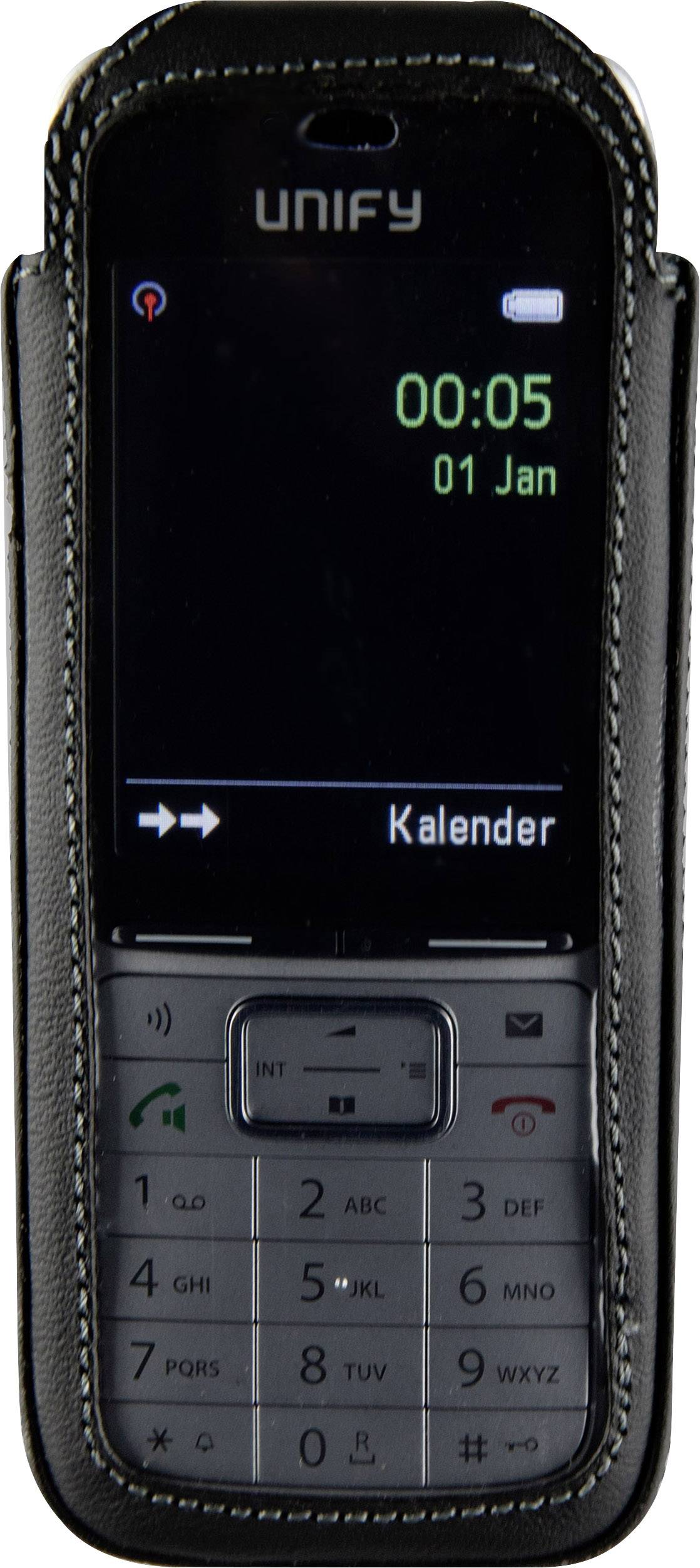Starý mobilní telefon v kožené obálce zobrazuje na displeji čas '00:05' a datum '01 Jan' s možností 'Kalendář'.