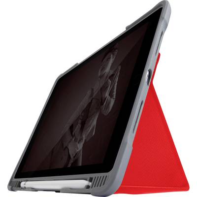 Tablet v červeném obalu stojí vzpřímeně. Na obrazovce je částečně viditelná černobílá fotografie.
