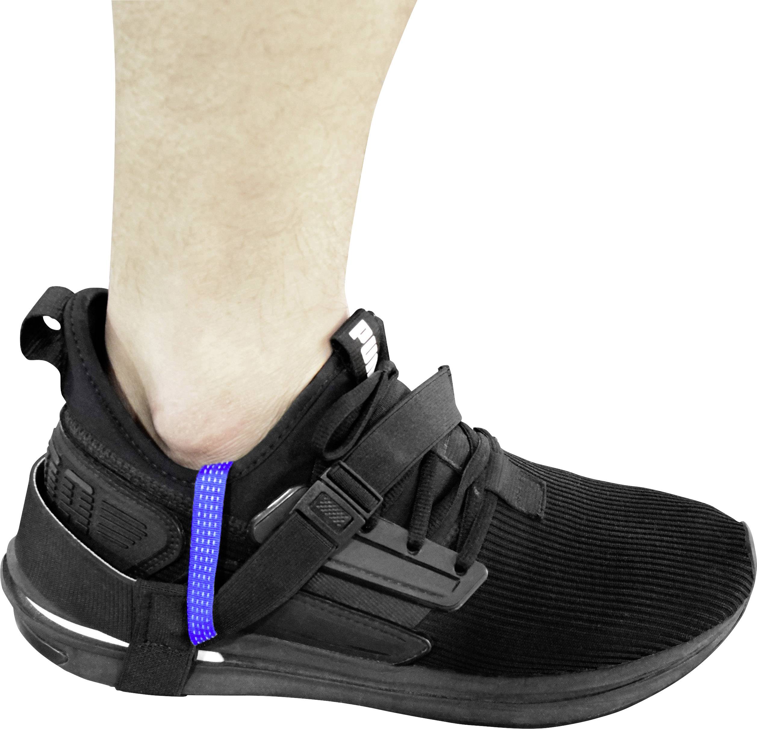 Jedna noha v černé sportovní botě s modrými akcenty. Bota má moderní design s viditelnými tkaničkami.