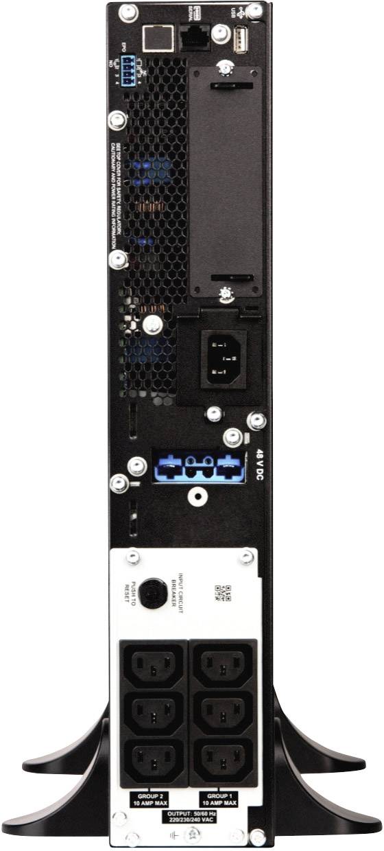 Pohled zezadu na zařízení UPS s několika elektrickými zásuvkami, síťovým připojením a větracími mřížkami. Navrženo pro záložní napájení a ochranu.