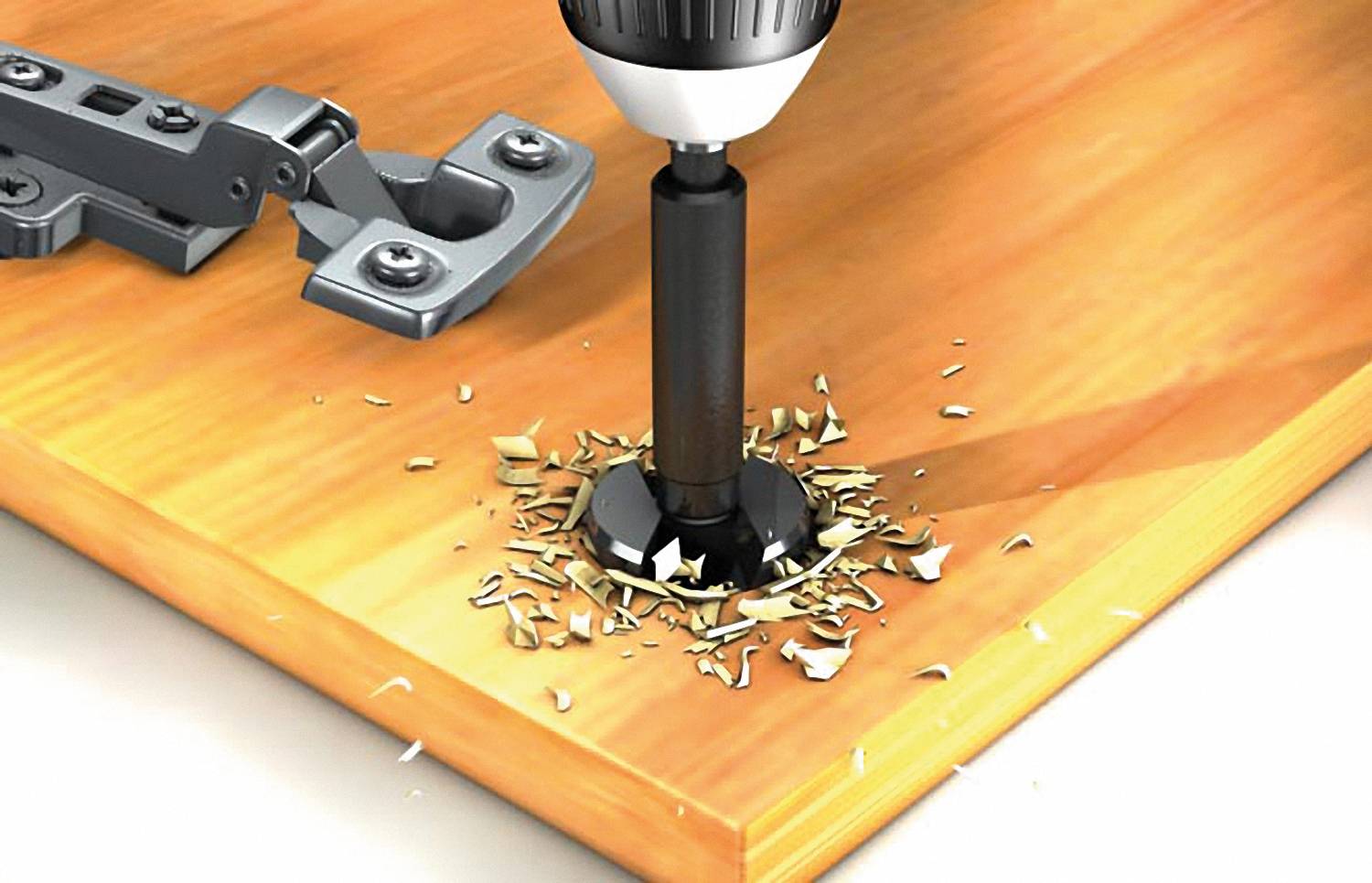 Detailní záběr elektrické vrtačky vrtající do dřevěné desky, s dřevěnými třísky kolem otvoru a nedaleko ležící částí kovového závěsu.
